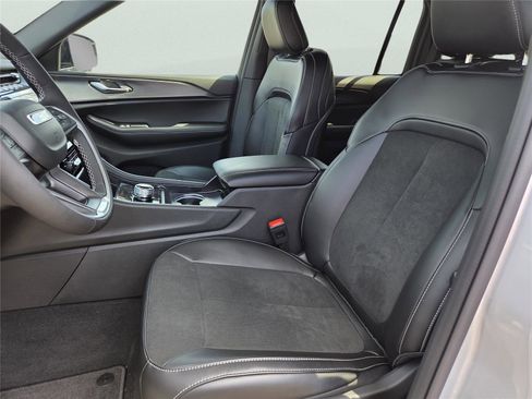 New 2025 Jeep Grand Cherokee Altitude image 49