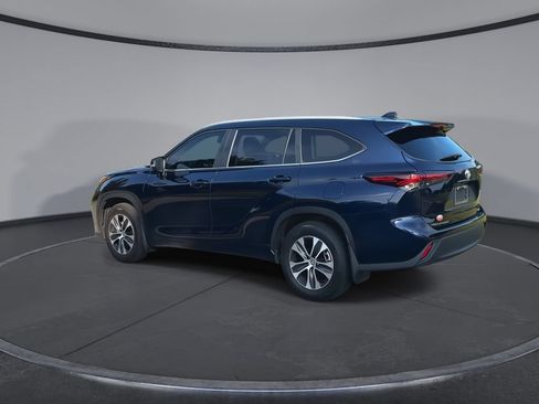 Used 2024 Toyota Highlander XLE FWD image 6