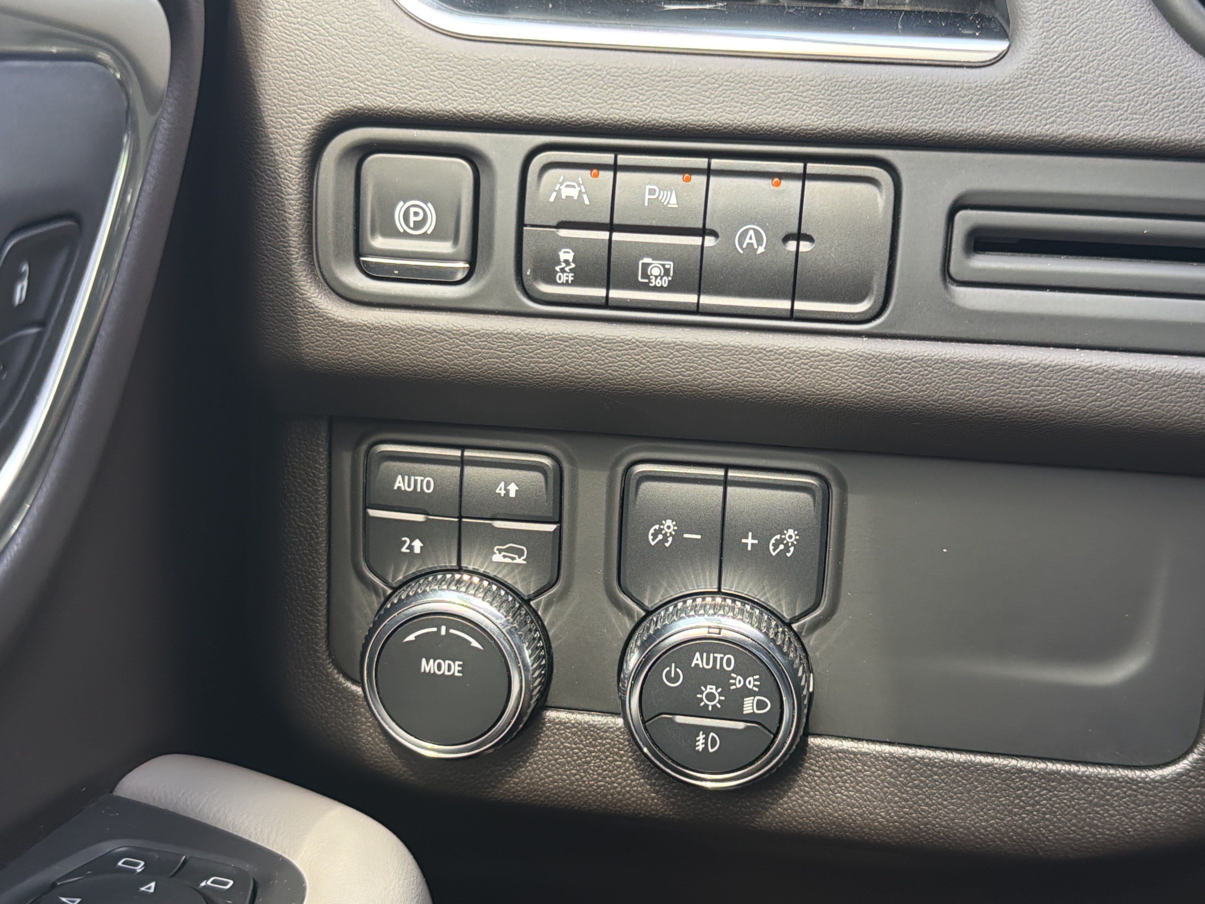 Used 2024 GMC Yukon SLT w/ SLT Luxury Package AWD/4WD image 13