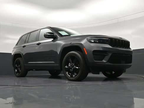 Used 2023 Jeep Grand Cherokee Altitude AWD/4WD image 21