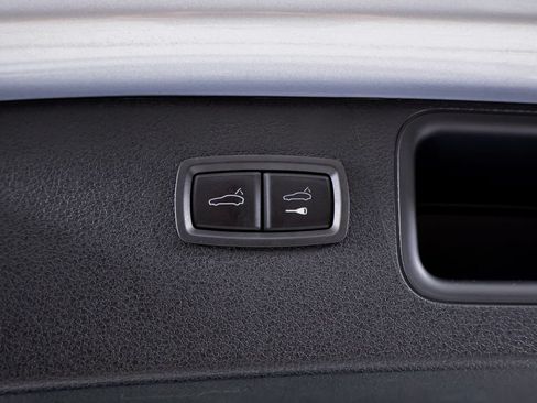 Certified 2025 Porsche Macan AWD/4WD image 19