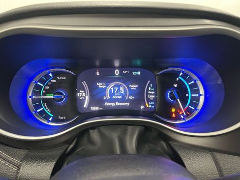 Used 2021 Chrysler Pacifica Touring-L image 25