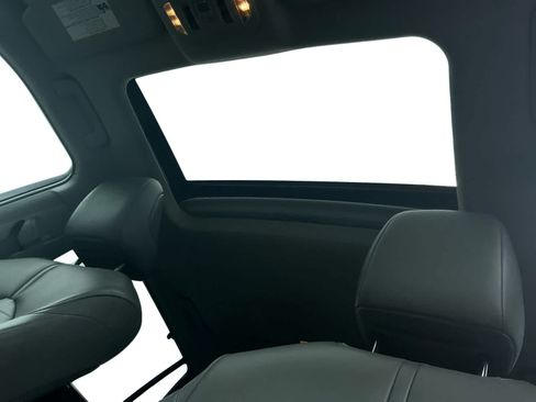 Used 2021 Toyota Highlander XLE AWD/4WD image 19