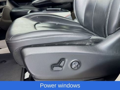 Used 2023 Chrysler Pacifica Touring-L image 25