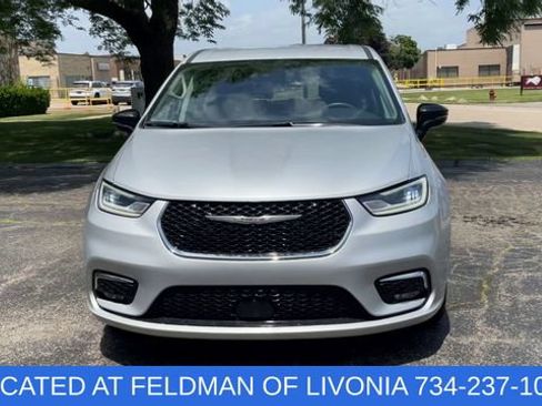 Used 2024 Chrysler Pacifica Touring-L FWD image 3