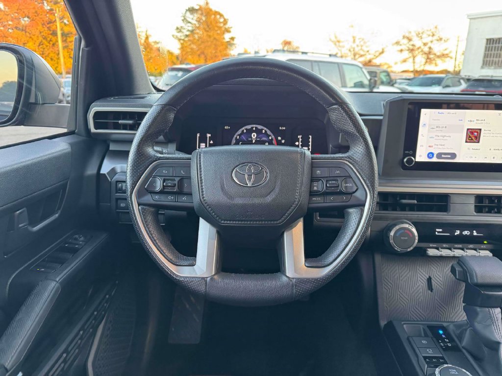 Used 2025 Toyota 4Runner SR5 AWD/4WD image 21