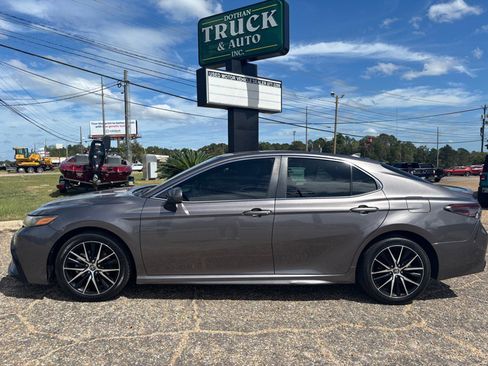 Used 2021 Toyota Camry SE image 2