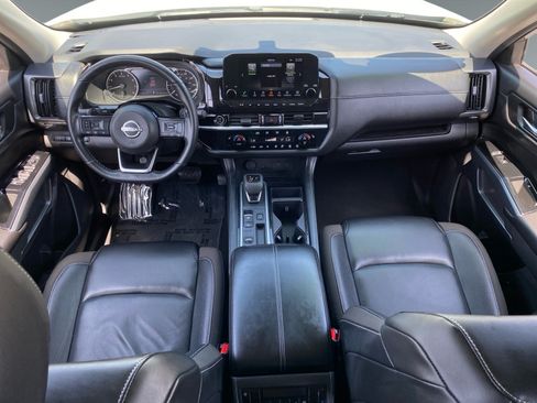 Used 2024 Nissan Pathfinder SL w/ Black Appearance Package FWD image 10