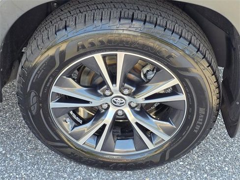 Used 2018 Toyota Highlander LE image 36