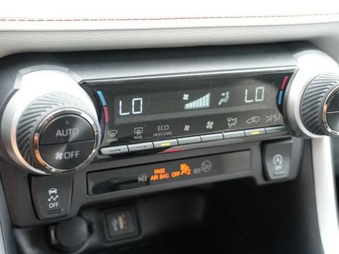 Used 2025 Toyota RAV4 XLE FWD image 33