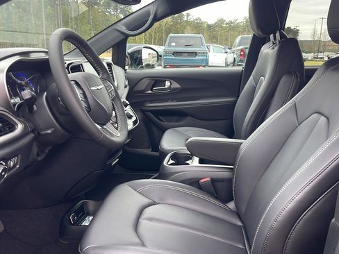 New 2026 Chrysler Pacifica Select image 13