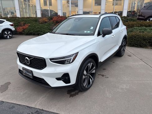 Certified 2025 Volvo XC40 B5 Plus image 11