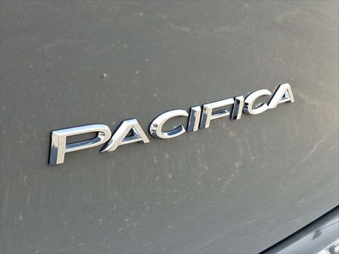 Used 2025 Chrysler Pacifica Select image 24