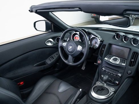 Used 2011 Nissan 370Z Touring image 10