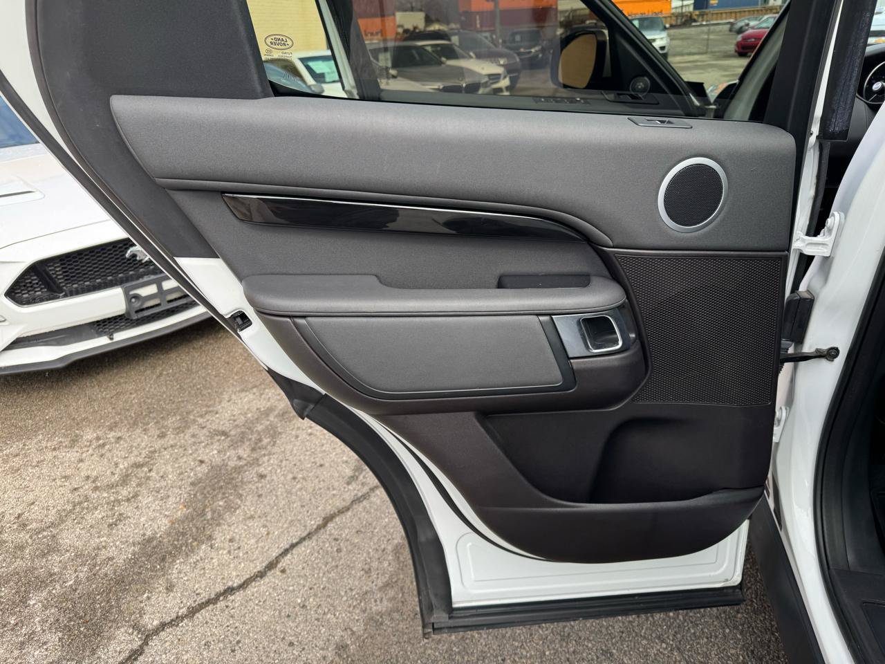 Used 2017 Land Rover Discovery SE AWD/4WD image 14