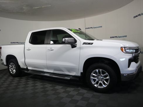 Used 2024 Chevrolet Silverado 1500 LT w/ Z71 Off-Road Package AWD/4WD image 4