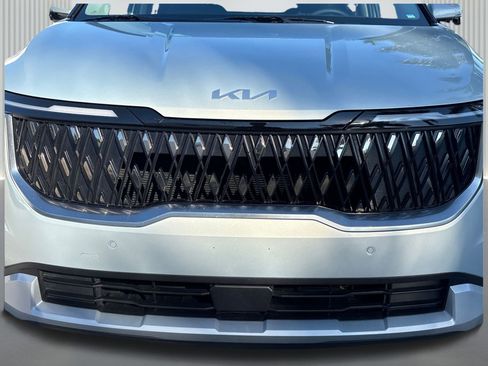 Used 2025 Kia Carnival EX image 11