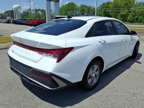 Used 2025 Hyundai Elantra SE FWD image 13