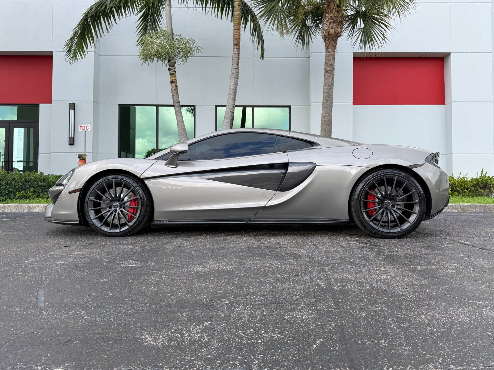 Used 2017 McLaren 570GT RWD image 12
