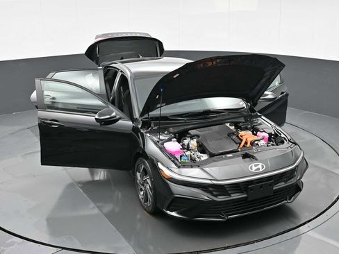 Certified 2025 Hyundai Elantra SEL FWD image 40