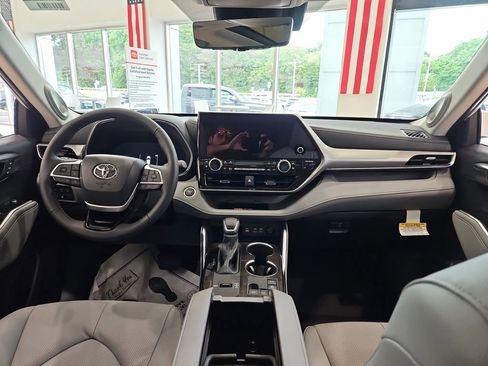 New 2026 Toyota Highlander Platinum AWD/4WD image 4