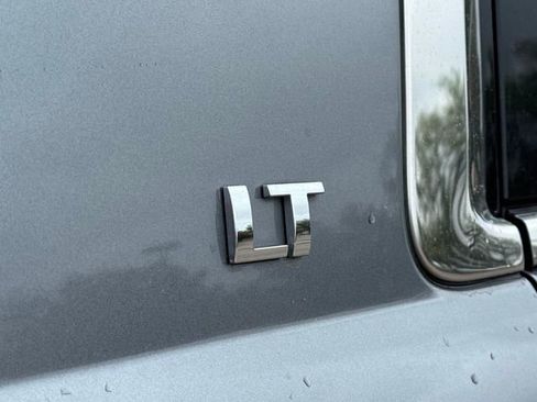 Used 2018 Chevrolet Suburban LT image 5