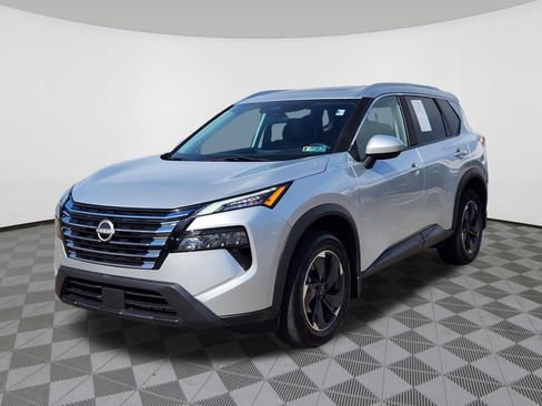 Used 2024 Nissan Rogue SV w/ SV Premium Package image 2