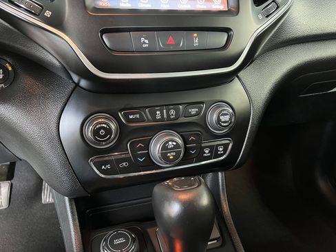 Used 2021 Jeep Cherokee Latitude Lux w/ Comfort/Convenience Group AWD/4WD image 16