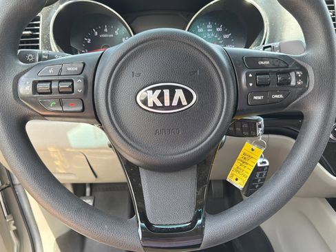 Used 2016 Kia Sedona LX w/ LX Convenience Package FWD image 16