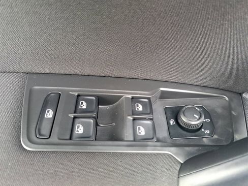 Used 2021 Volkswagen Tiguan S image 29