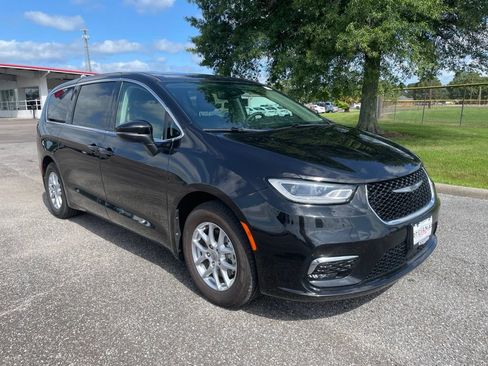 Used 2023 Chrysler Pacifica Touring-L FWD image 1