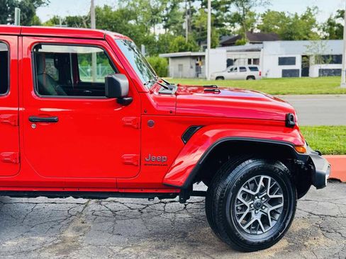 Used 2026 Jeep Wrangler Unlimited Sahara AWD/4WD image 5