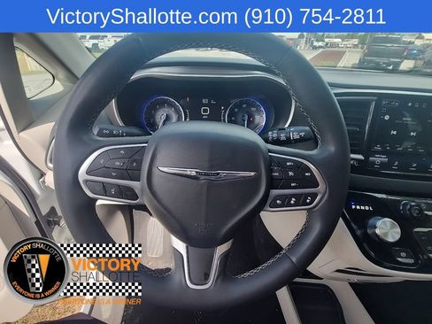 Certified 2023 Chrysler Pacifica Touring-L FWD image 13