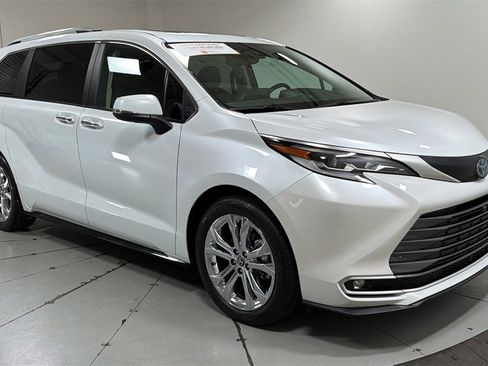 Certified 2023 Toyota Sienna Platinum image 3