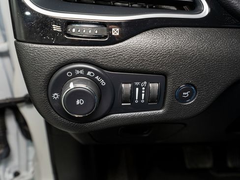 Used 2023 Jeep Cherokee Altitude Lux w/ Lux Elite Package AWD/4WD image 32