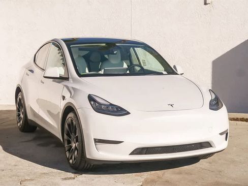 Used 2022 Tesla Model Y Long Range image 3