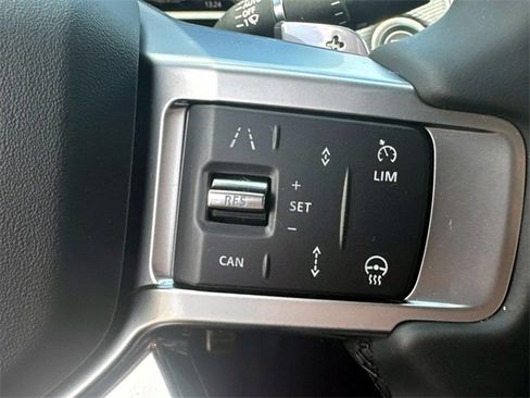 New 2025 Land Rover Discovery Dynamic SE image 27