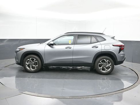 Used 2025 Chevrolet Trax LT w/ LT Convenience Package image 3