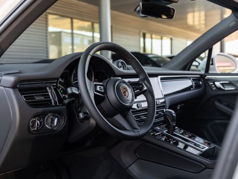 Certified 2026 Porsche Macan AWD/4WD image 4