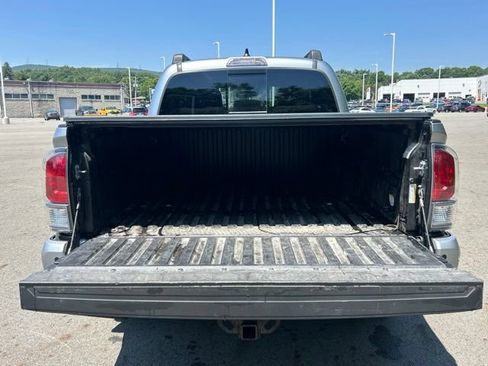 Used 2023 Toyota Tacoma TRD Off-Road w/ Technology Package AWD/4WD image 18