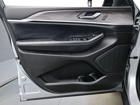 Used 2023 Jeep Grand Cherokee Limited w/ Black Appearance Package image 9