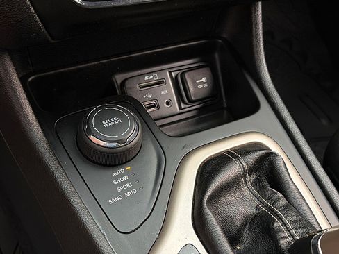 Used 2017 Jeep Cherokee Latitude image 16