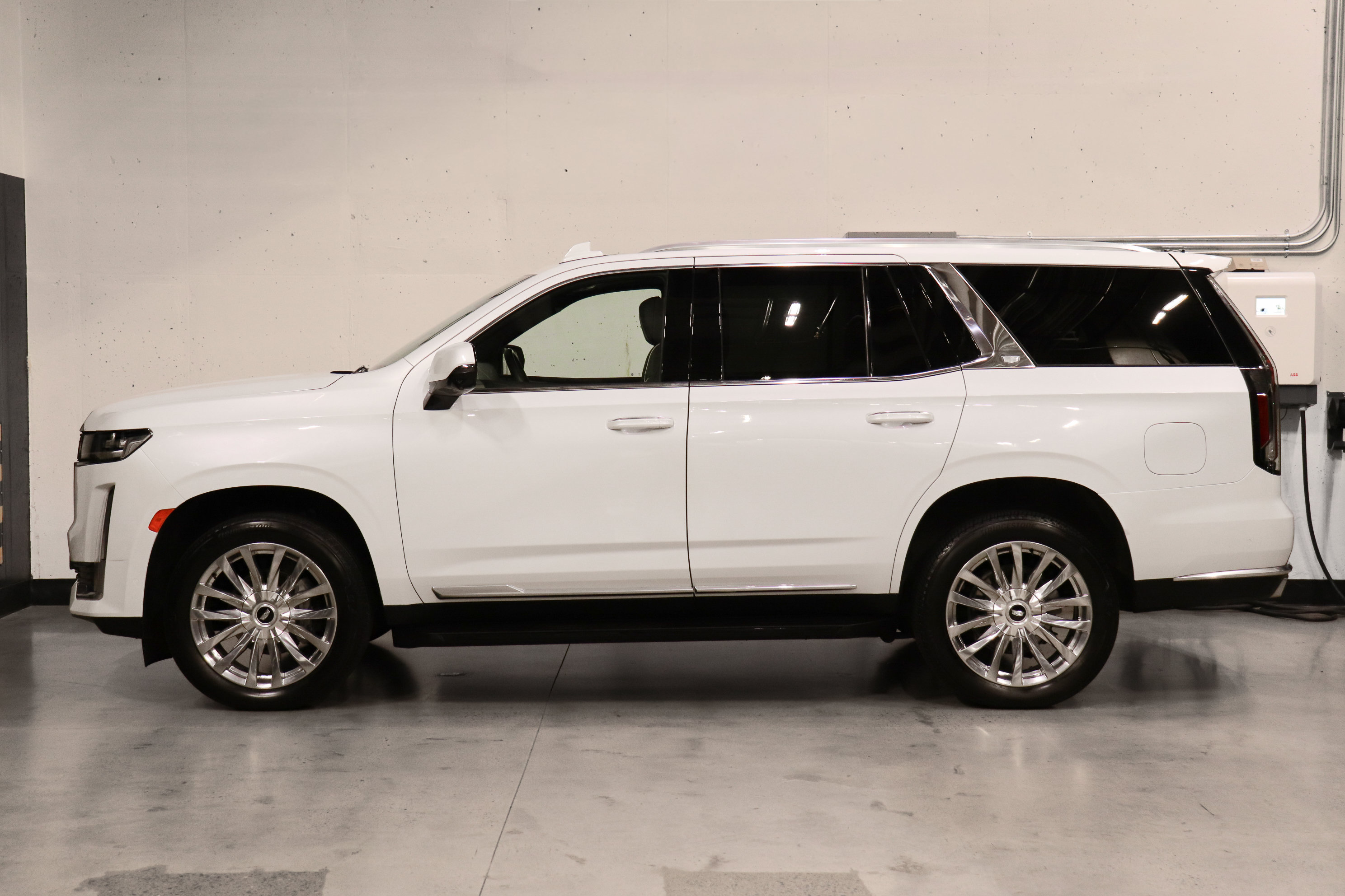 Used 2023 Cadillac Escalade Premium Luxury AWD/4WD image 2