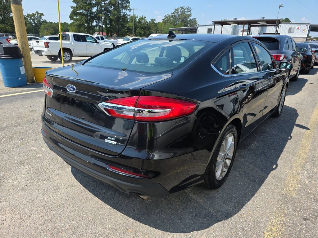Used 2020 Ford Fusion SE FWD image 2