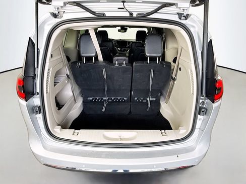 Used 2024 Chrysler Pacifica Touring-L FWD image 25