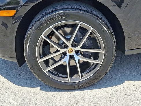 Used 2025 Porsche Macan image 11