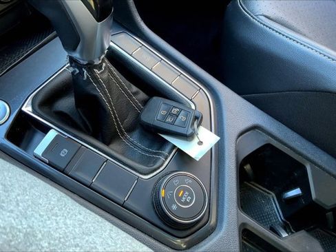 Used 2022 Volkswagen Tiguan SE image 11