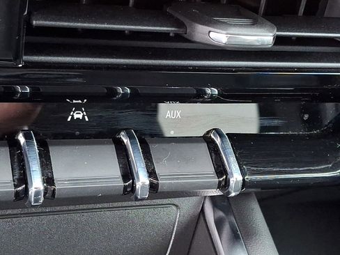 Used 2024 GMC Canyon AT4 image 25