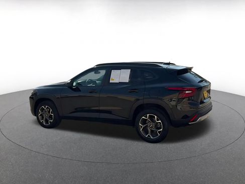 Used 2025 Chevrolet Trax LT FWD image 8