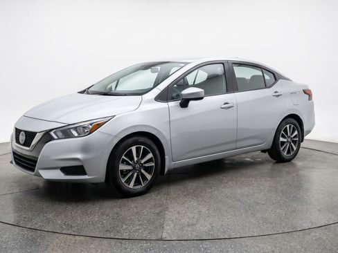 Used 2025 Nissan Versa SV image 3